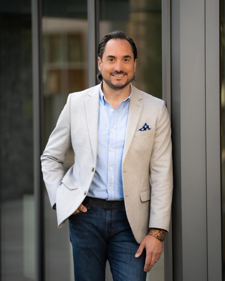 Portrait of Mehrdad Haghjoo, Real Estate Advisor